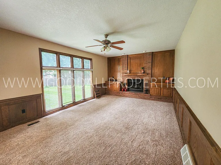 924 Prairie View Dr — Photo 3