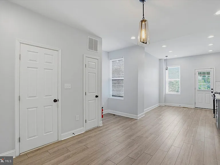 2605 Denison St — Photo 9