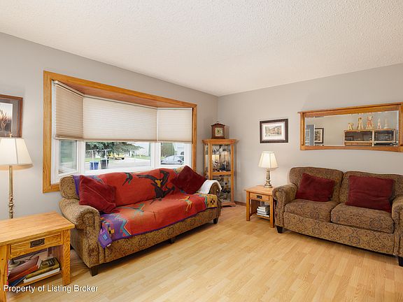5th image of 969 10th Ave W