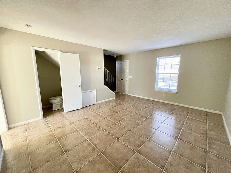 1704 Devonwood Dr — Photo 5