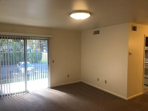 3rd image of 1612 Pickett St #9