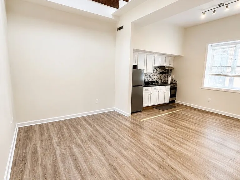 235 King St #6 — Photo 2