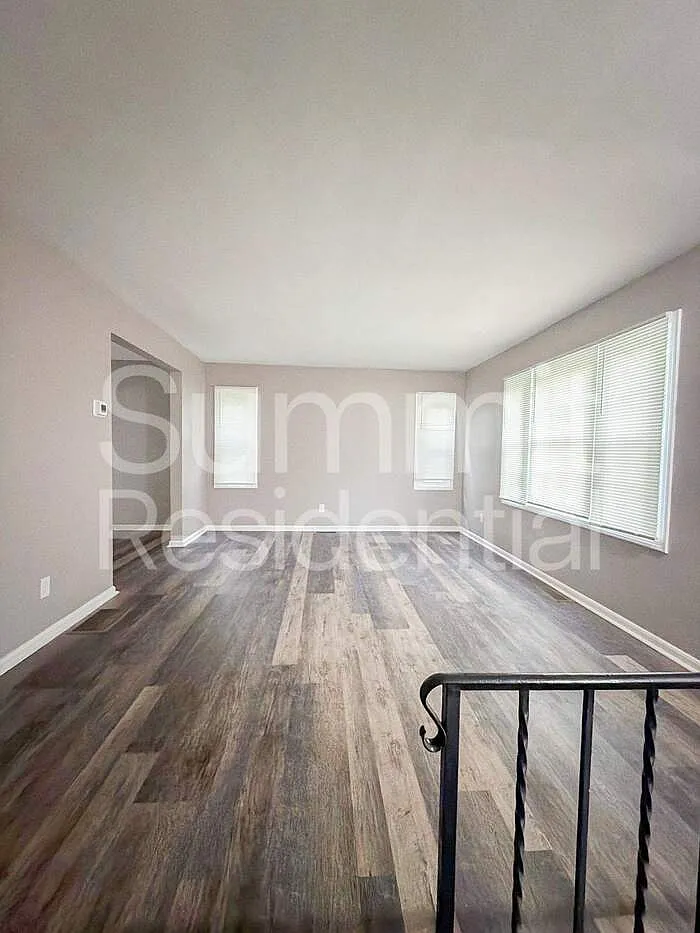 3 bed, 1.5 bath, 1914 sqft, $1,595 — Photo 4