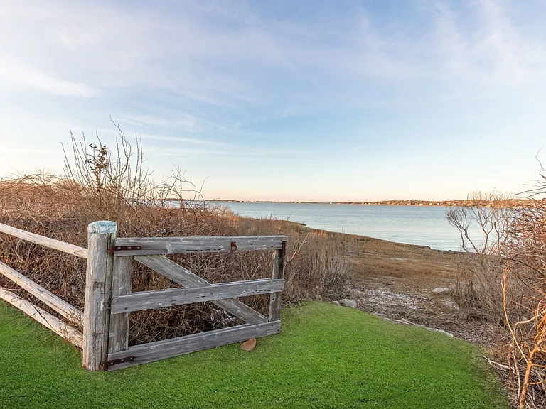 100 Old West Lake Dr — Photo 5