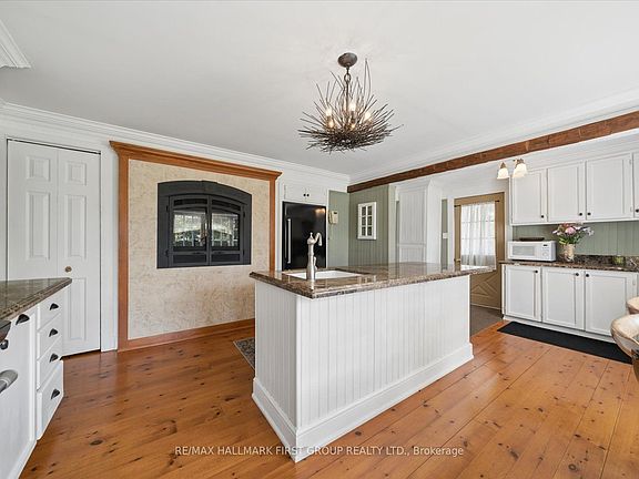 5th image of 130 Myrtle Rd E