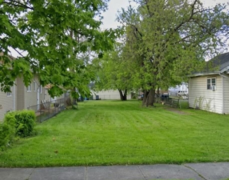1st image of 907 Field St