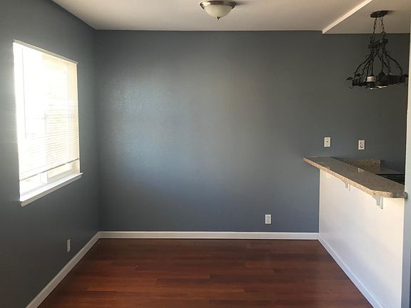 Dining Room & Breakfast Bar