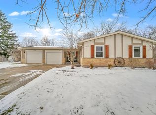 1129 N Cumberland Cir, McHenry, IL 60050