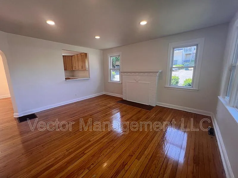 4 bed, 2.0 bath, 1571 sqft, $2,950 — Photo 3