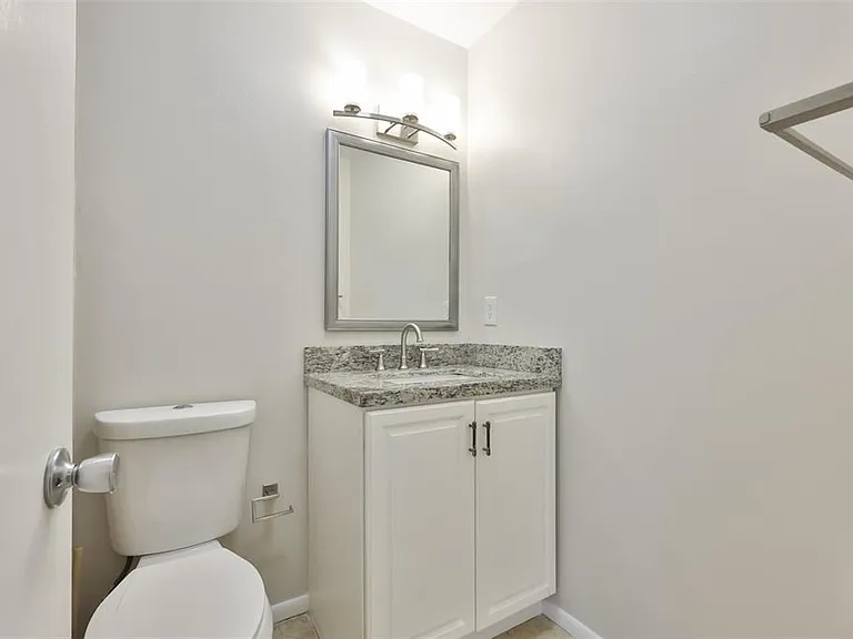 207 Islip Way — Photo 14