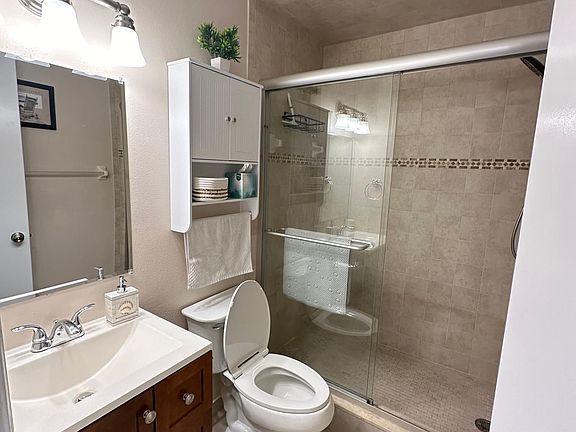 5th image of 438 Beach Park Ln