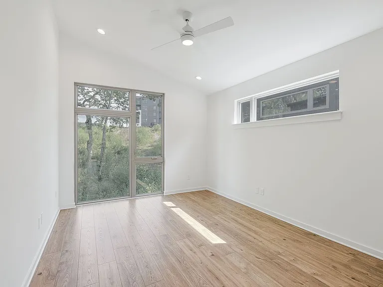 3060 Edwin Cir — Photo 24