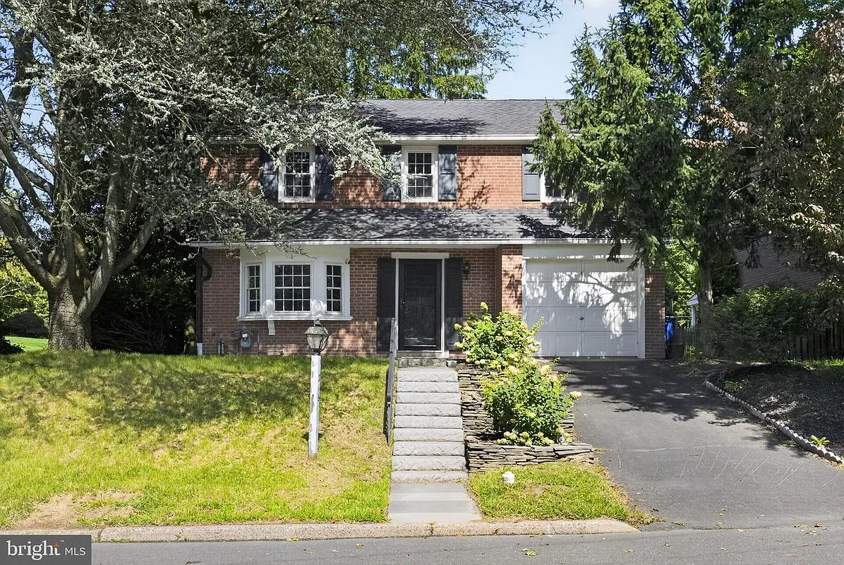 3 bed, 1.5 bath, 1728 sqft, $3,200 — Photo 1