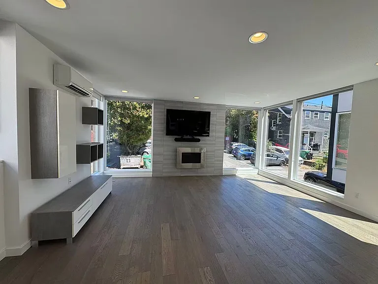 1110 14th Ave — Photo 2