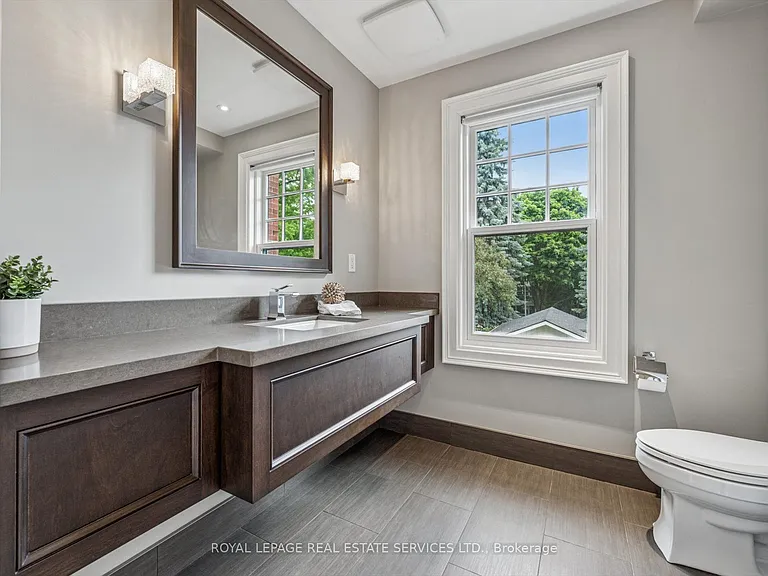 335 Lakeshore Rd W — Photo 31