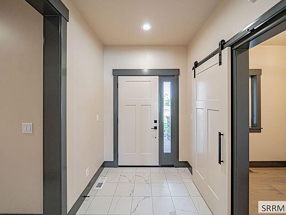 3rd image of 381 Glade Loop