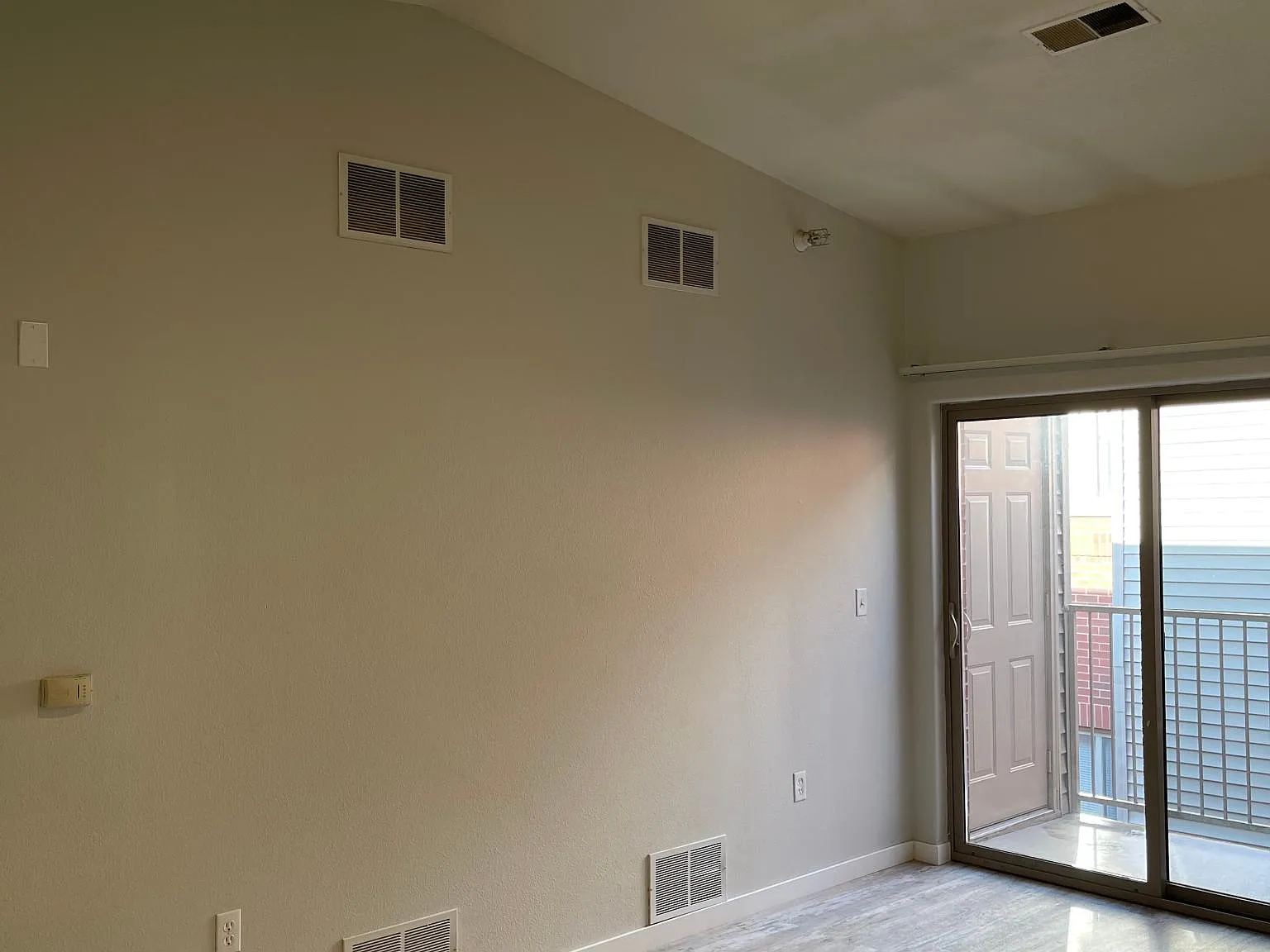 5 bed, 100 sqft, $3,203 — Photo 4