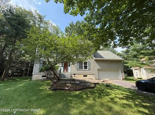 1127 Thunder Dr, Pocono Summit, PA 18346