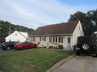 6 Pinetree Dr, Parlin, NJ 08859