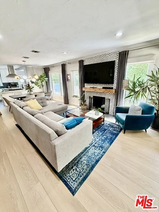 3 bed, 2.0 bath, 1325 sqft, $6,500 — Photo 2