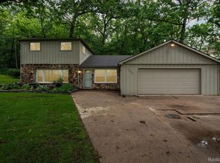 320 Elkinford Dr, White Lake, MI