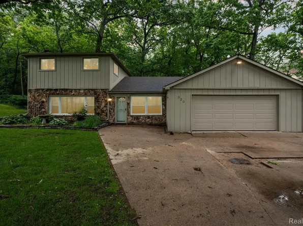 320 Elkinford Dr, White Lake, MI 48383