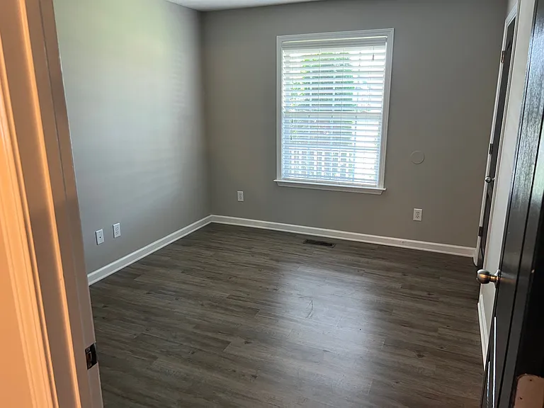 1037 Creekview Dr — Photo 10