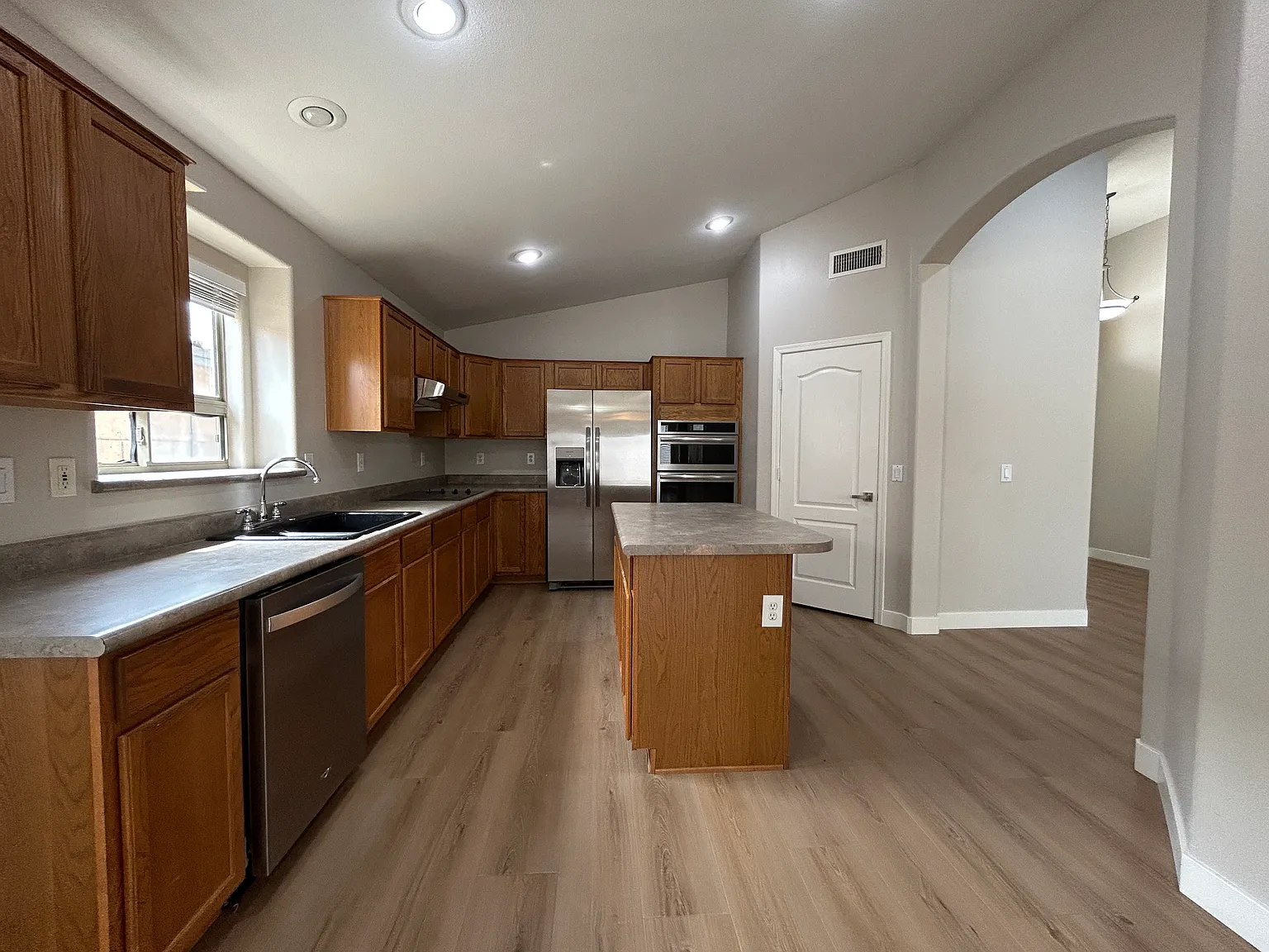 3 bed, 1937 sqft, $2,050 — Photo 3