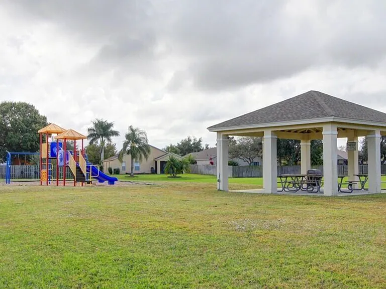 851 Wickham Lakes Dr — Photo 12
