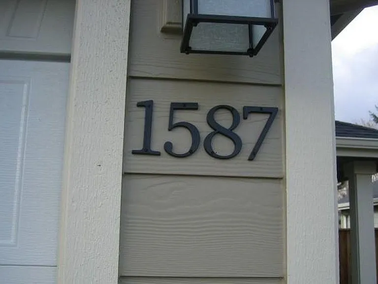1587 SW Hayter St — Photo 2