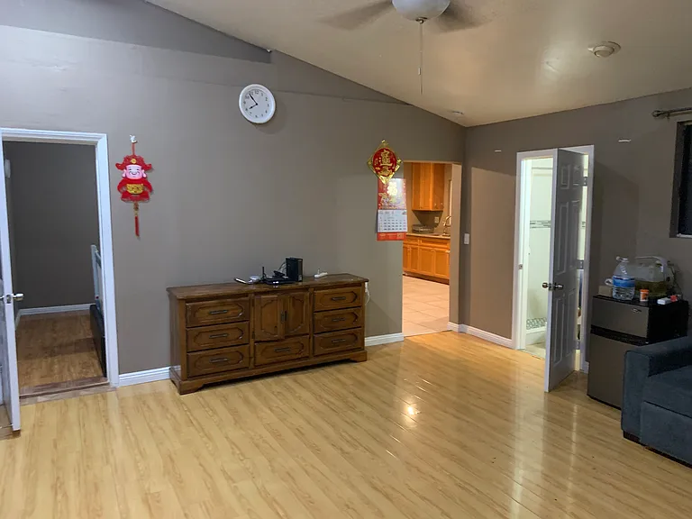 127 N Orange Ave — Photo 2