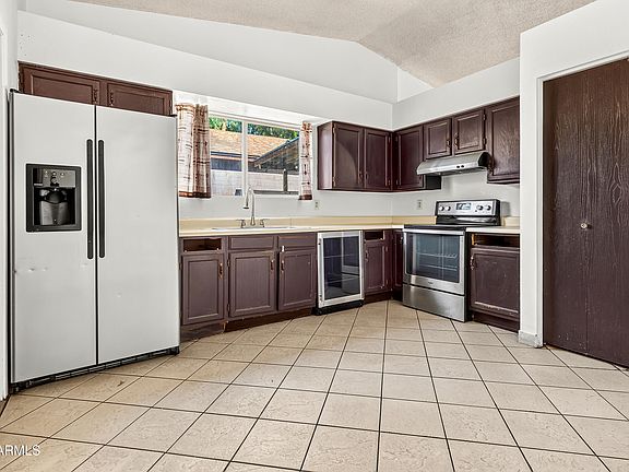 5th image of 876 S NEBRASKA Street #10