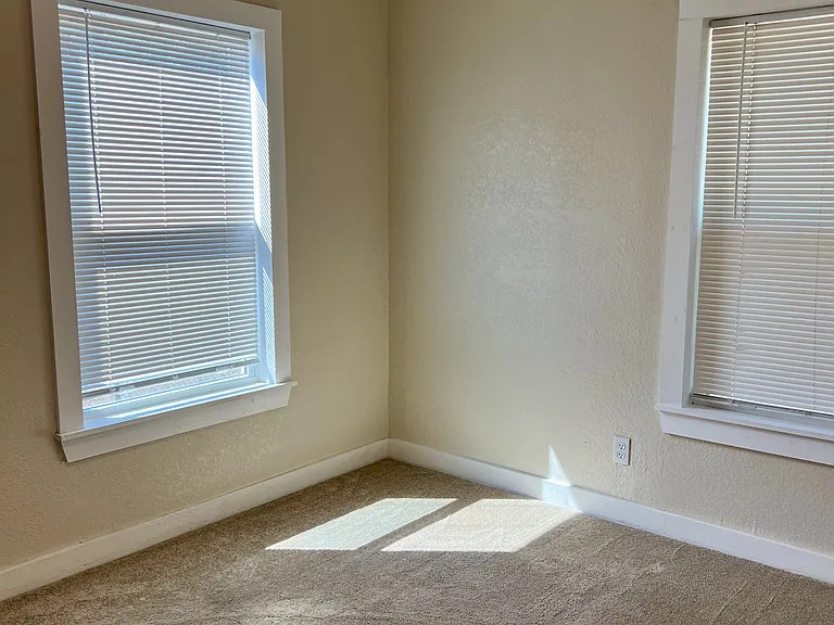 1036 N Madison Ave — Photo 19