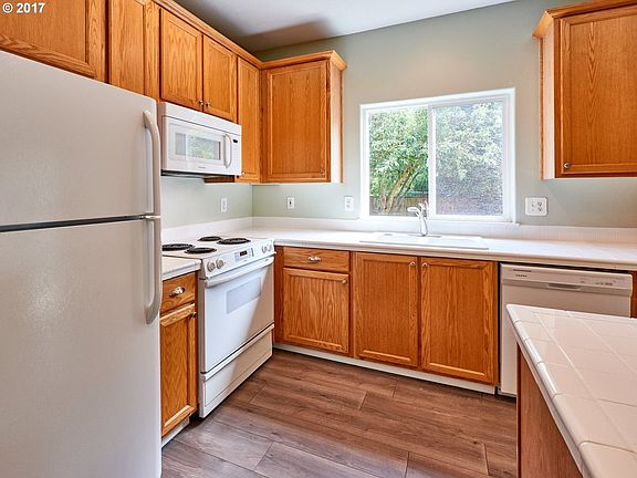 5th image of 3084 SE Merriweather Dr
