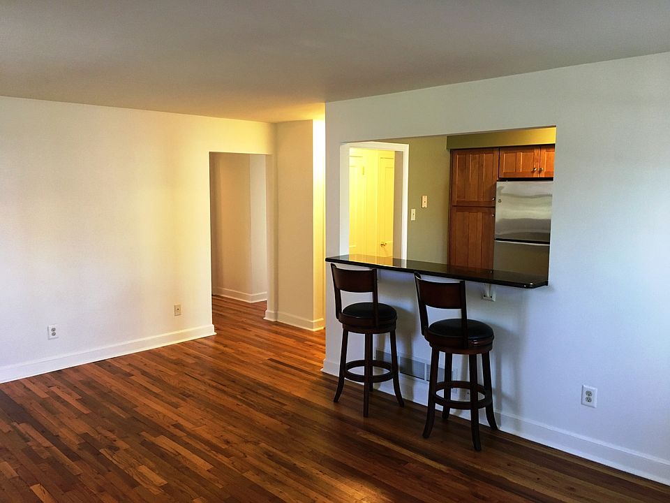 Dining Area & Bar