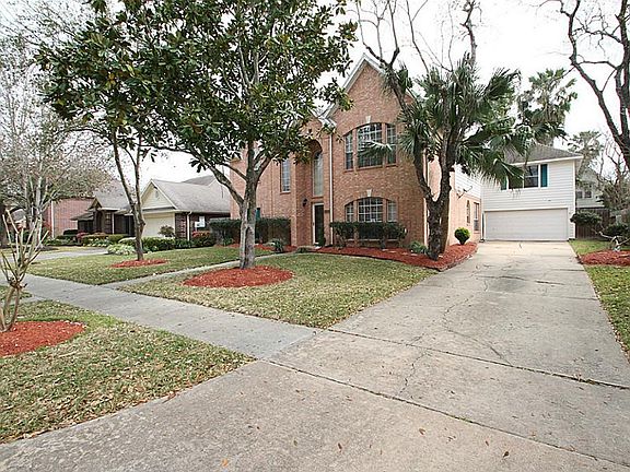 Long drive way with a nice front yard!
