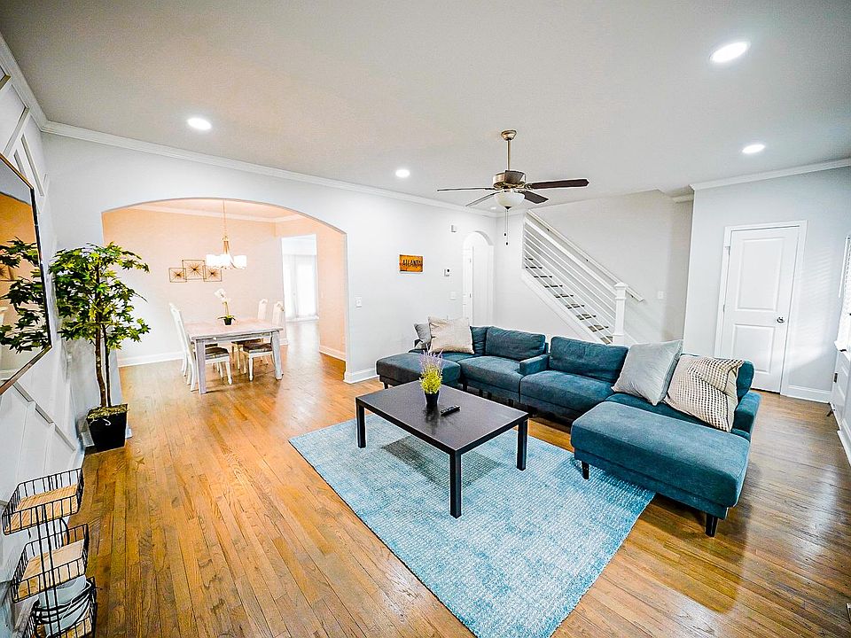Family Room w/ Smart TV