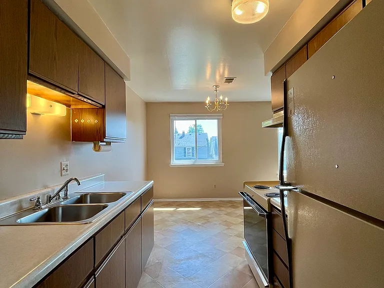 939 James St #STREET12 — Photo 2