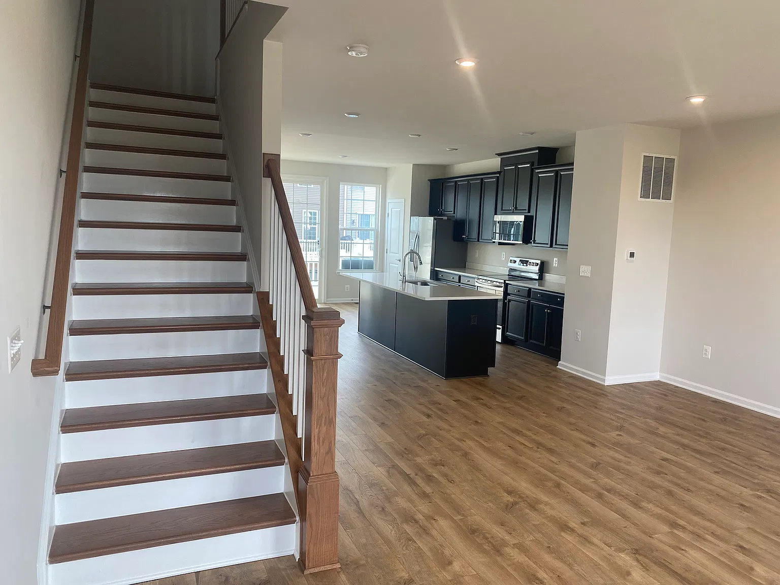 1846 Briscoe Ln — Photo 2