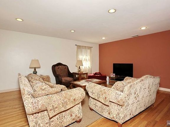 4th image of 250 Tremont Ave