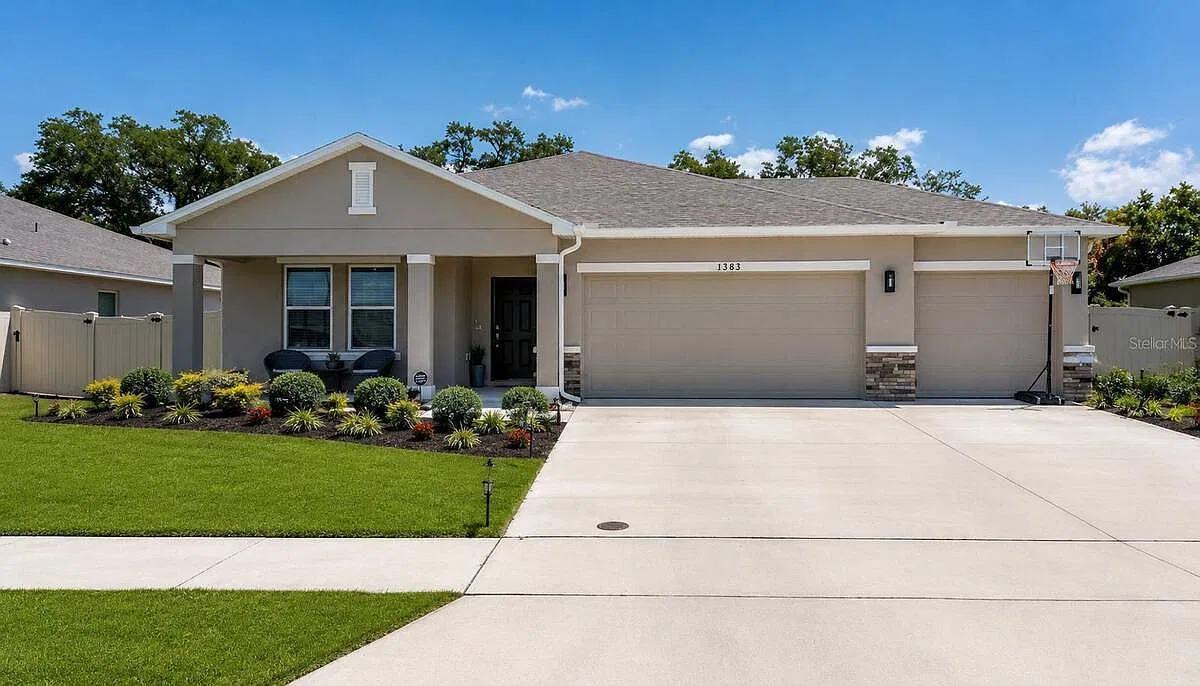 4 bed, 3.0 bath, 2102 sqft, $2,900 — Photo 1