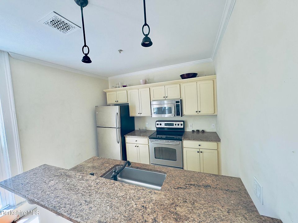 33 Maplewood Ave Pittsfield MA Zillow