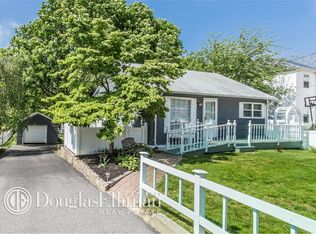 25 Woodcrest Dr, Hauppauge, NY 11788