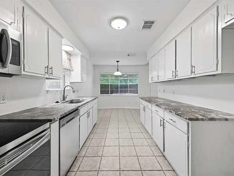 12818 Westella Dr — Photo 22