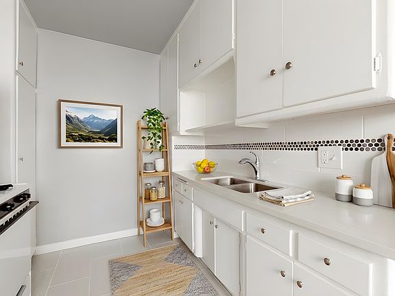 3rd image of 1529 Granville Ave #4