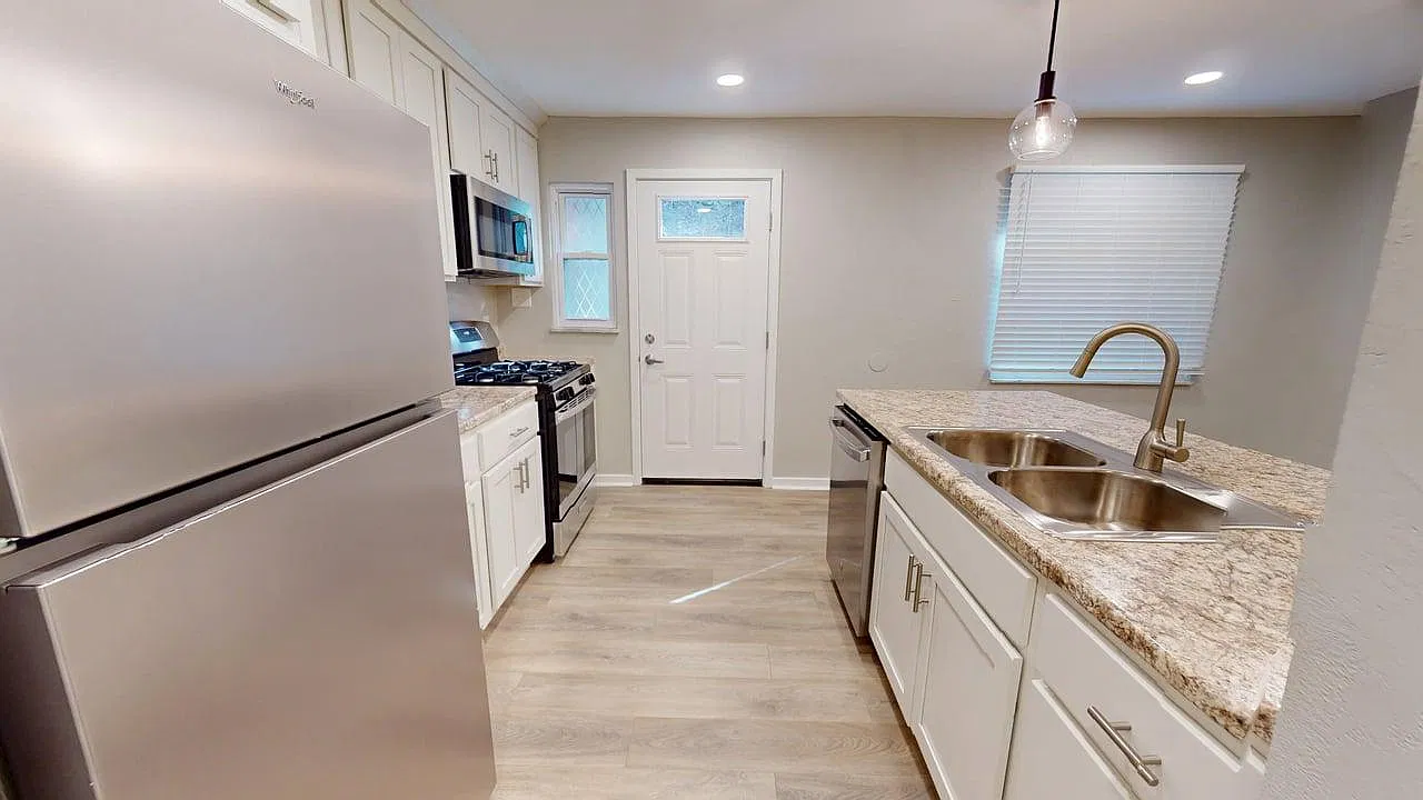 3 bed, 1052 sqft, $1,795 — Photo 3
