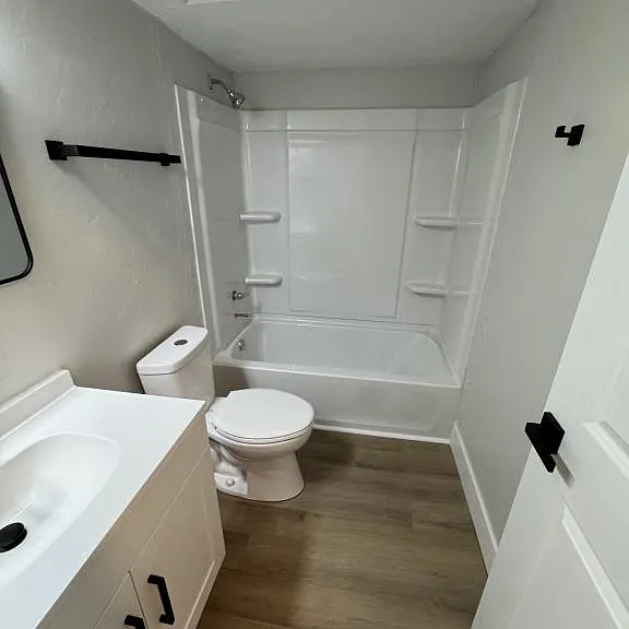 571 Campbell St — Photo 3