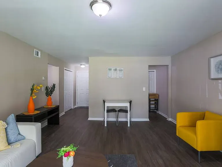 Creekside Apartments — Photo 3