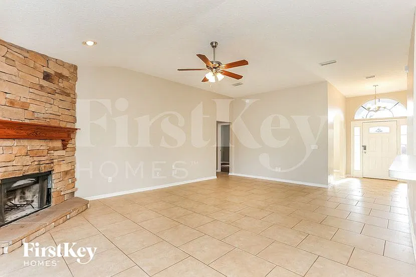 3 bed, 2.0 bath, 1903 sqft, $2,265 — Photo 3