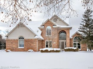 6817 Woodcrest Dr, Troy, MI 48098